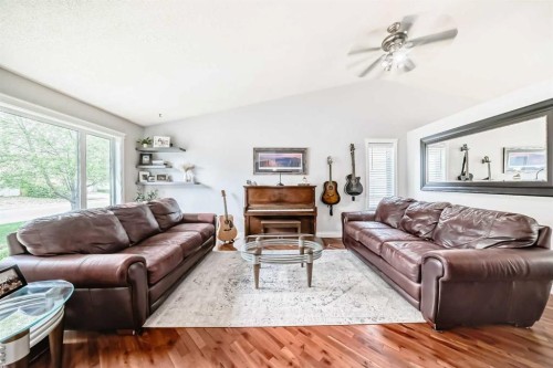 260 Westchester Way, Chestermere, AB - Indoor Photo Showing Living Room