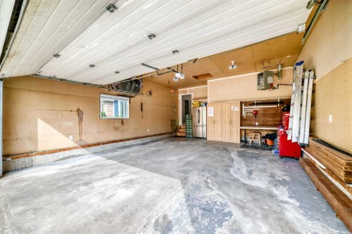 260 Westchester Way, Chestermere, AB - Indoor Photo Showing Garage