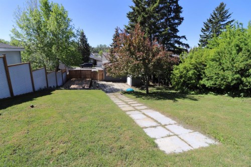 18 Maple Street, Okotoks, AB 