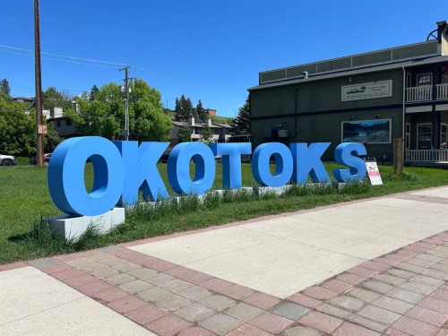 18 Maple Street, Okotoks, AB 