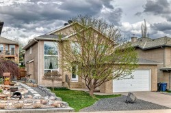109 Royal Crest Terrace NW Calgary, AB T3G 4M2