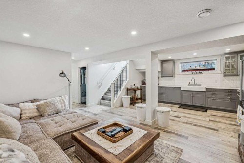 2219 Munro Drive Ne, Calgary, AB - Indoor