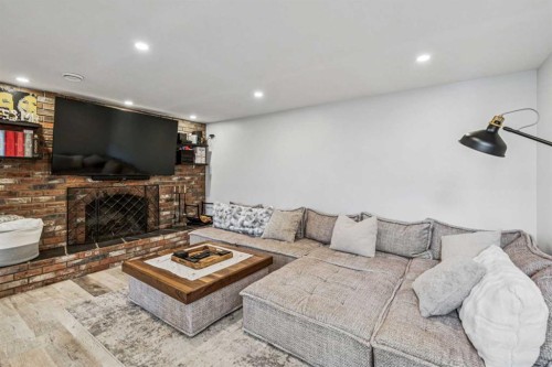 2219 Munro Drive Ne, Calgary, AB - Indoor Photo Showing Living Room