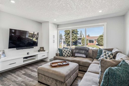 2219 Munro Drive Ne, Calgary, AB - Indoor Photo Showing Living Room