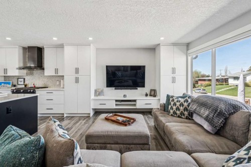 2219 Munro Drive Ne, Calgary, AB - Indoor Photo Showing Living Room