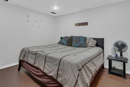 52 Strathclair Rise Sw, Calgary, AB - Indoor Photo Showing Bedroom