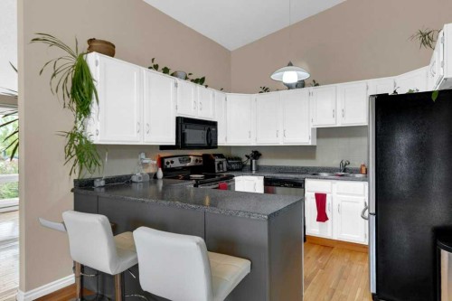 52 Strathclair Rise Sw, Calgary, AB - Indoor Photo Showing Kitchen