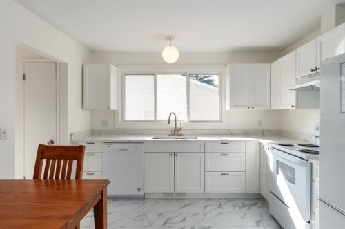 207 Whiteview Bay Ne, Calgary, AB - Indoor Photo Showing Kitchen