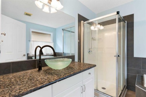 175 Sunset Close, Cochrane, AB - Indoor Photo Showing Bathroom