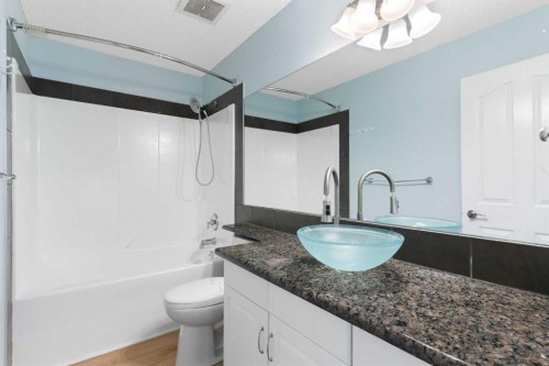 175 Sunset Close, Cochrane, AB - Indoor Photo Showing Bathroom