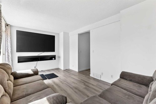 5615 1 Avenue Se, Calgary, AB - Indoor Photo Showing Living Room
