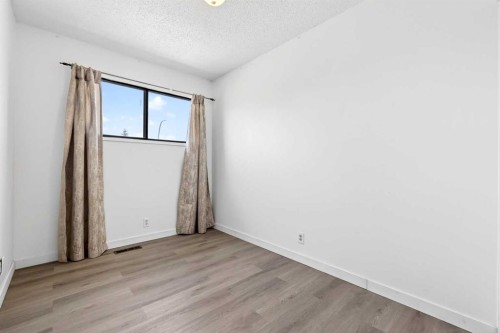 5615 1 Avenue Se, Calgary, AB - Indoor Photo Showing Other Room