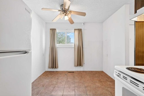5615 1 Avenue Se, Calgary, AB - Indoor Photo Showing Kitchen