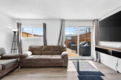 5615 1 Avenue Se, Calgary, AB - Indoor Photo Showing Living Room
