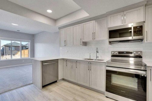 179 Lucas Heights Nw, Calgary, AB - Indoor Photo Showing Kitchen