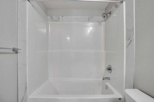 179 Lucas Heights Nw, Calgary, AB - Indoor Photo Showing Bathroom