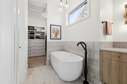 534 35A Street Nw, Calgary, AB - Indoor Photo Showing Bathroom
