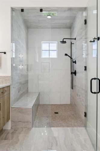 534 35A Street Nw, Calgary, AB - Indoor Photo Showing Bathroom