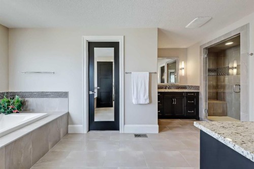 85 Rockcliff Heights Nw, Calgary, AB - Indoor Photo Showing Bathroom
