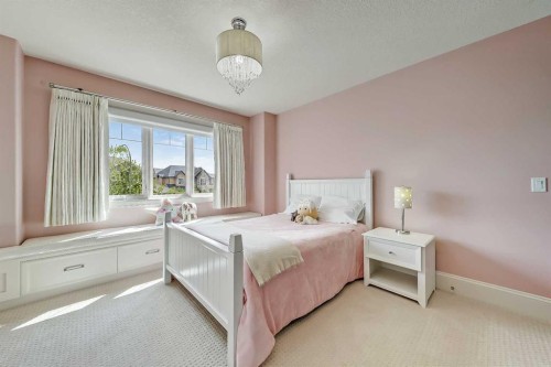 85 Rockcliff Heights Nw, Calgary, AB - Indoor Photo Showing Bedroom