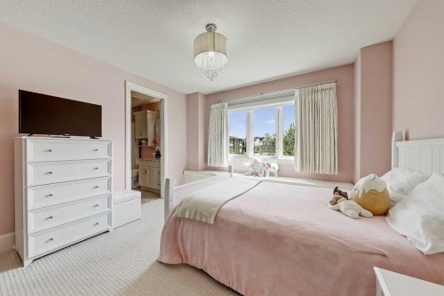 85 Rockcliff Heights Nw, Calgary, AB - Indoor Photo Showing Bedroom