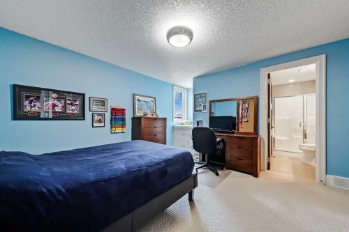 85 Rockcliff Heights Nw, Calgary, AB - Indoor Photo Showing Bedroom