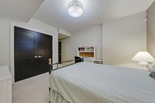 85 Rockcliff Heights Nw, Calgary, AB - Indoor Photo Showing Bedroom