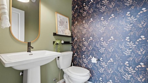 77 Wolf Gate, Okotoks, AB - Indoor Photo Showing Bathroom