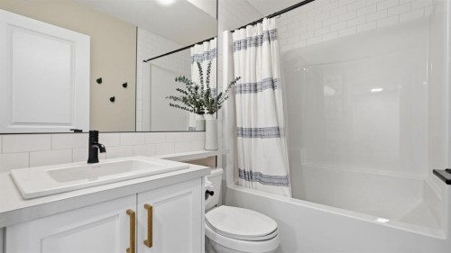 77 Wolf Gate, Okotoks, AB - Indoor Photo Showing Bathroom