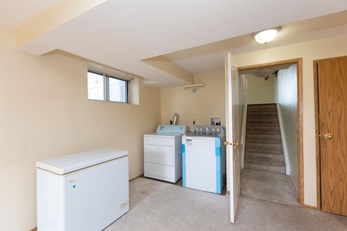 95 Castleridge Close Ne, Calgary, AB - Indoor Photo Showing Laundry Room