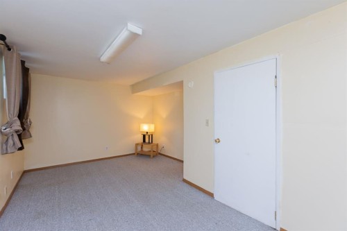 95 Castleridge Close Ne, Calgary, AB - Indoor Photo Showing Other Room