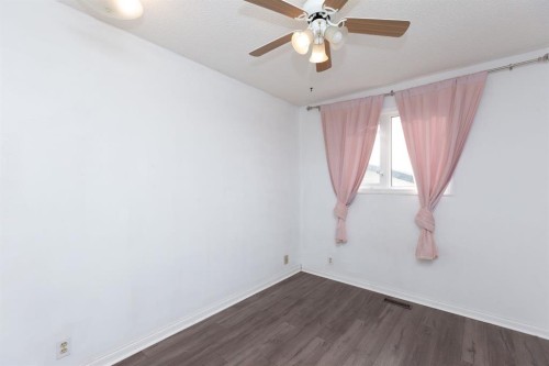 95 Castleridge Close Ne, Calgary, AB - Indoor Photo Showing Other Room