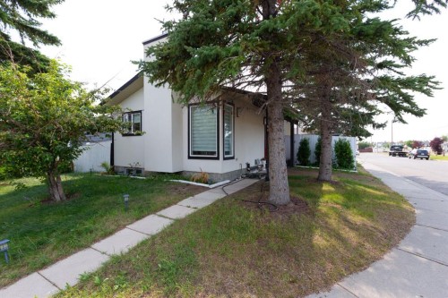 95 Castleridge Close Ne, Calgary, AB - Outdoor