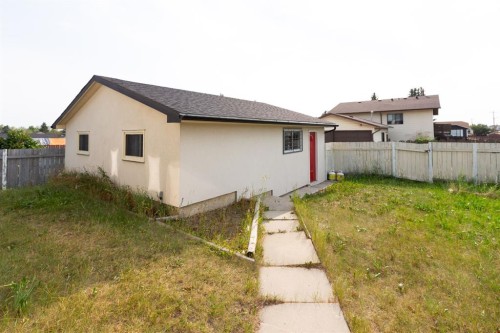 95 Castleridge Close Ne, Calgary, AB - Outdoor