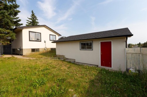 95 Castleridge Close Ne, Calgary, AB - Outdoor With Exterior