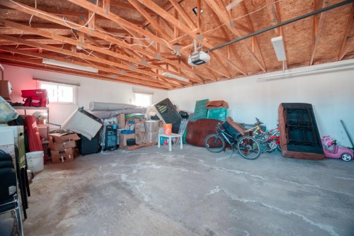 95 Castleridge Close Ne, Calgary, AB - Indoor Photo Showing Garage