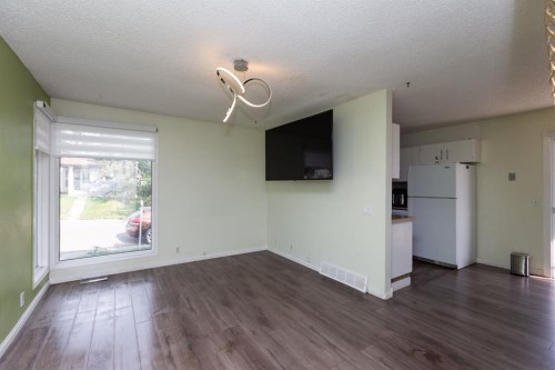95 Castleridge Close Ne, Calgary, AB - Indoor Photo Showing Other Room