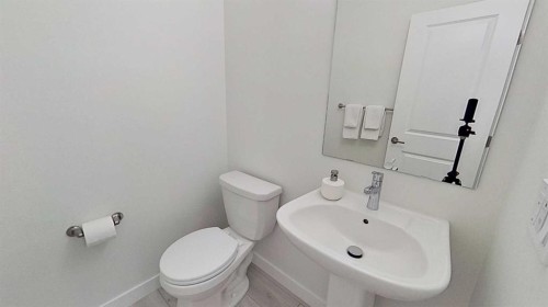 55 Belgian Crescent, Cochrane, AB - Indoor Photo Showing Bathroom