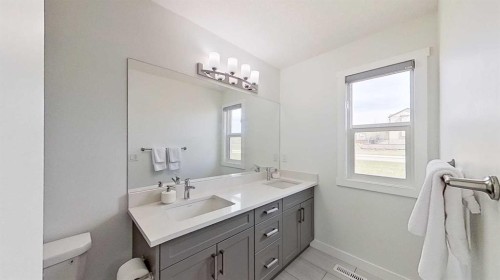 55 Belgian Crescent, Cochrane, AB - Indoor Photo Showing Bathroom