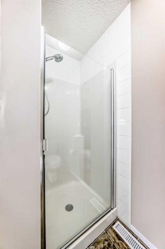 80 Eversyde Way Sw, Calgary, AB - Indoor Photo Showing Bathroom