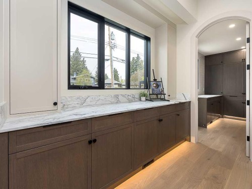 15 42 Street Sw, Calgary, AB - Indoor Photo Showing Bathroom