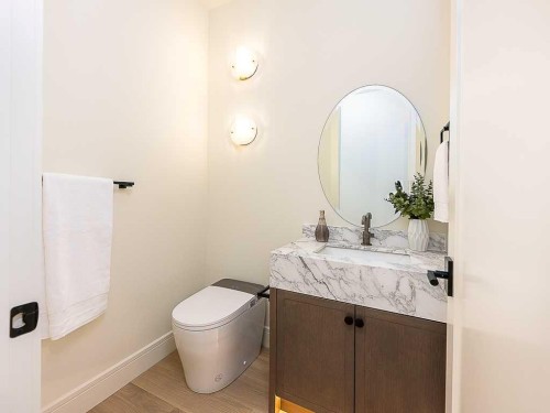 15 42 Street Sw, Calgary, AB - Indoor Photo Showing Bathroom
