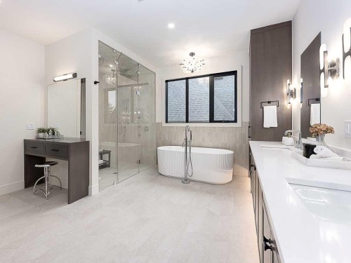 15 42 Street Sw, Calgary, AB - Indoor Photo Showing Bathroom