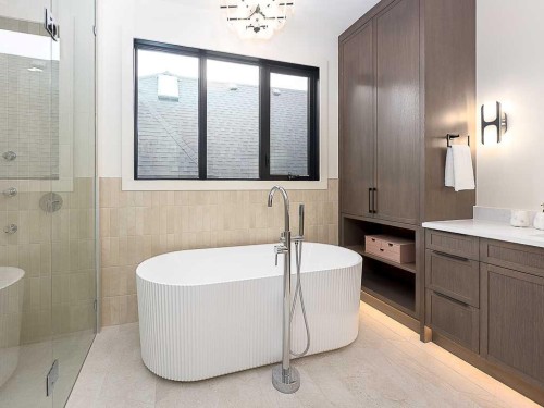 15 42 Street Sw, Calgary, AB - Indoor Photo Showing Bathroom