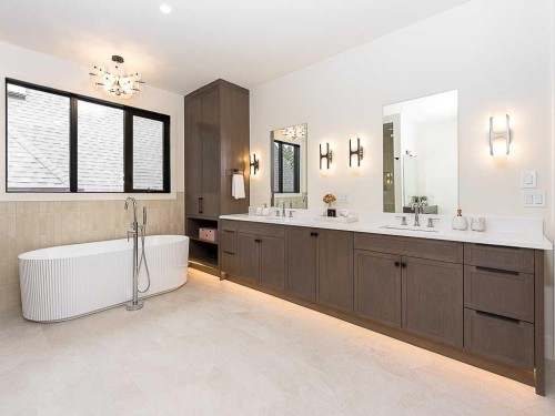 15 42 Street Sw, Calgary, AB - Indoor Photo Showing Bathroom