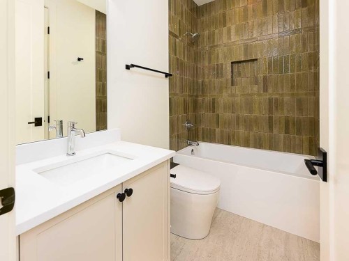 15 42 Street Sw, Calgary, AB - Indoor Photo Showing Bathroom