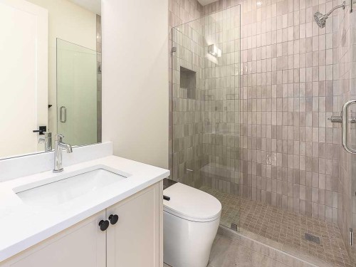 15 42 Street Sw, Calgary, AB - Indoor Photo Showing Bathroom