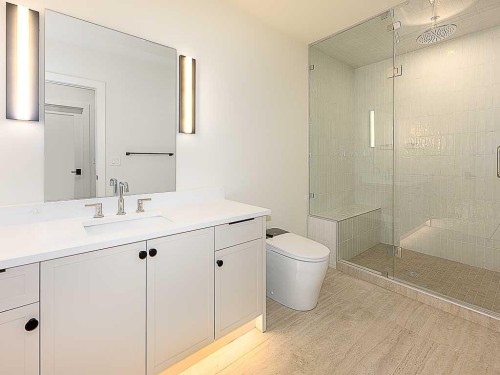 15 42 Street Sw, Calgary, AB - Indoor Photo Showing Bathroom