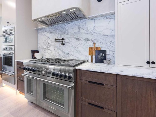 15 42 Street Sw, Calgary, AB - Indoor Photo Showing Kitchen