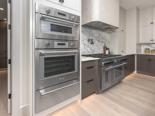 15 42 Street Sw, Calgary, AB - Indoor Photo Showing Kitchen With Upgraded Kitchen
